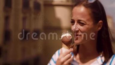 年轻女子在<strong>夏日</strong>舔<strong>冰淇淋</strong>